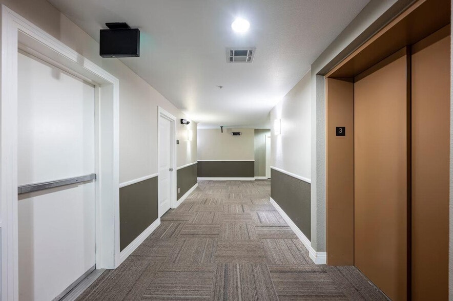 Building Photo - 9021 E Dry Creek Rd