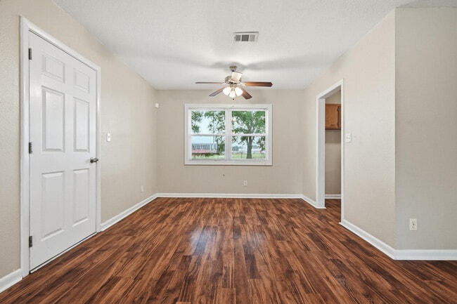 Building Photo - 358 Coral Dr SW