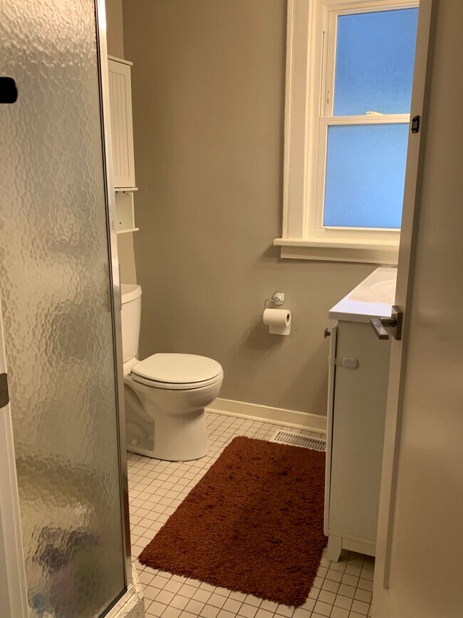 Building Photo - 910 Lake St