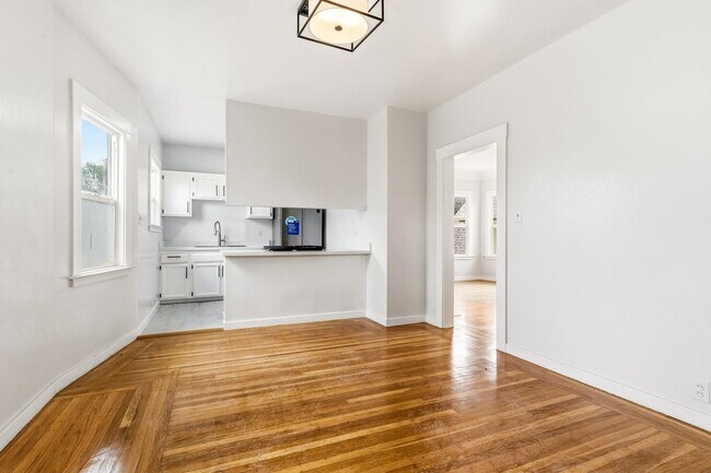 Building Photo - Fully Renovated 2 Bed, 1 Bath Oakland Home with In-Unit Laundry