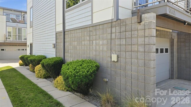 Building Photo - 919 Westbrook Dr