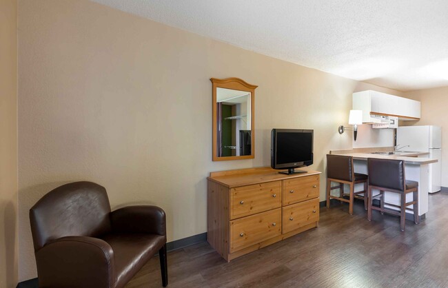 Building Photo - Furnished Studio-Cleveland - Airport - Nor...