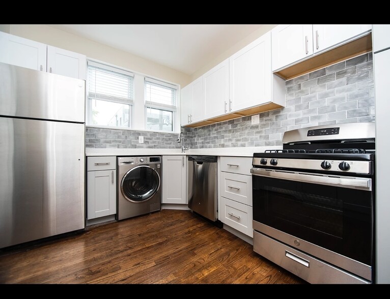 Building Photo - 3825 N Greenview Ave