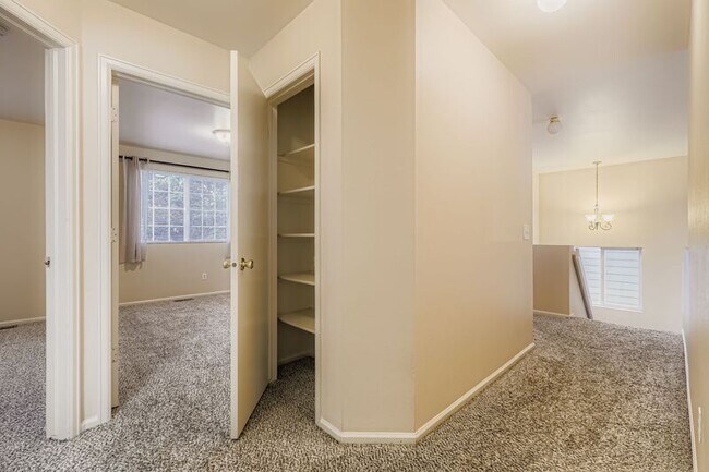 Building Photo - 2222 Woodpark Dr