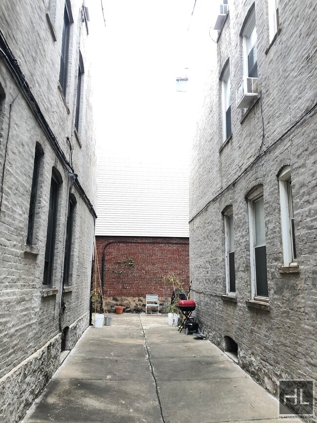 Building Photo - NASSAU AVENUE & Hausman St TRUE 1 bed