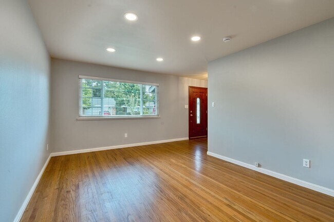 Building Photo - Charmingly Remodeled 3 Bed, 2 Bath Home Ne...