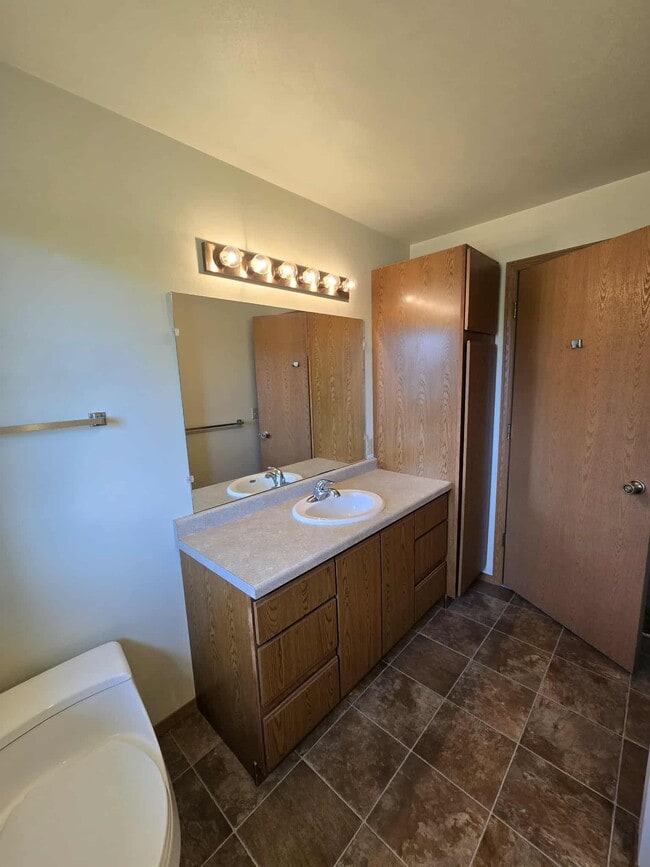 Building Photo - Townhouse (2 bdrm with 2.5 car garage, yard, private basmnt)