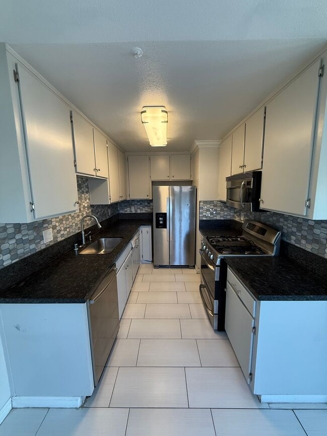 Building Photo - Modern 3 Bedroom, 2.5 Bath Two-Story Townh...