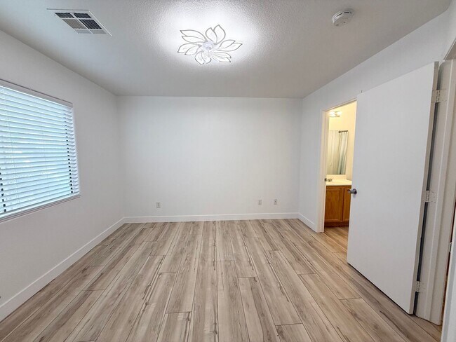 Building Photo - 2/BD 2.5/BA Home in Gated Community with M...