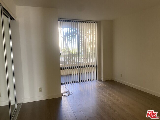 Building Photo - 4265 Marina City Dr