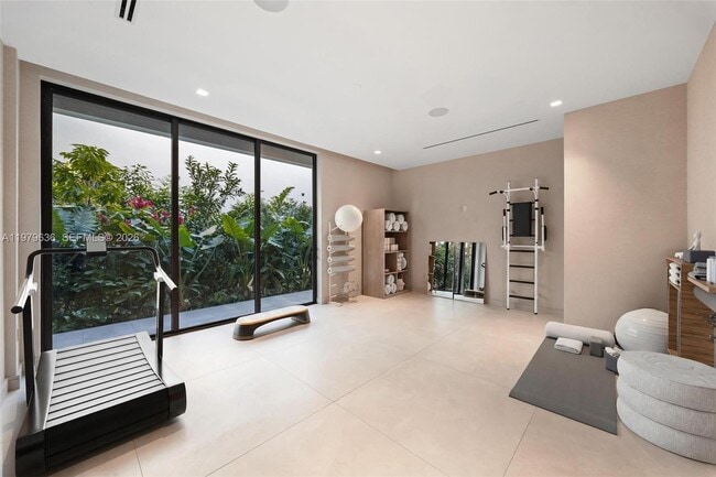 Building Photo - 723 NE 77th St