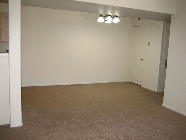 Building Photo - NICE CONDO, 3 BEDROOMS, 2 FULL BATHS, NEW ...