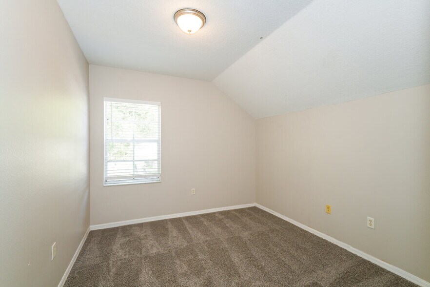 Building Photo - 10334 Summerview Cir