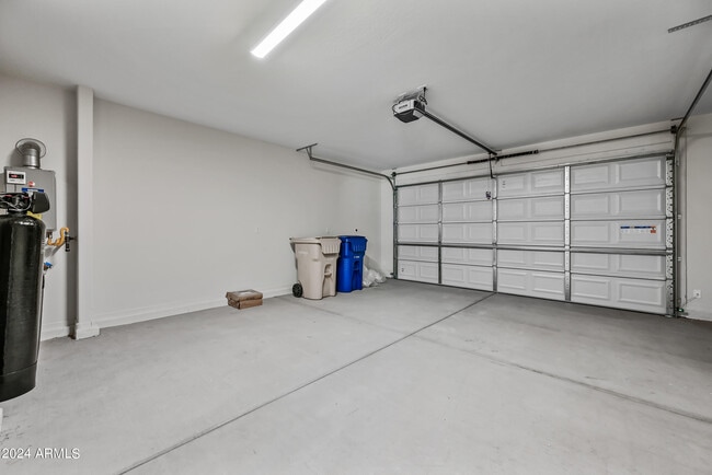 Building Photo - 8961 W San Juan Ave