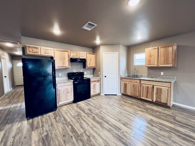 Building Photo - Cozy 3 Bedroom Home