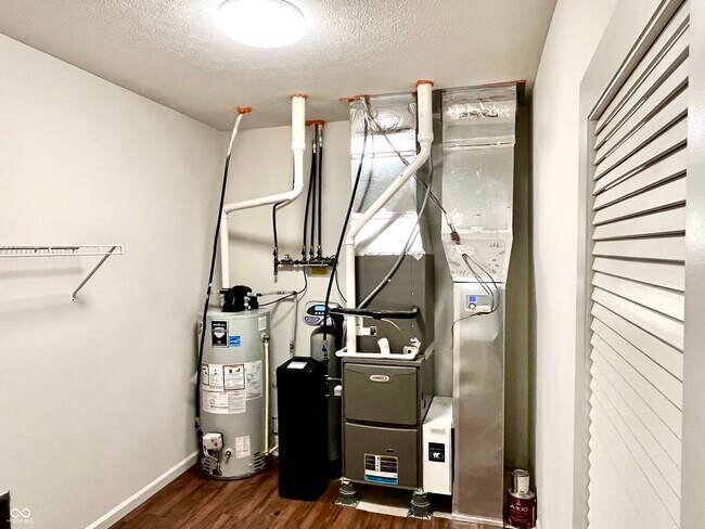 Building Photo - 6250 Shale Crescent Dr