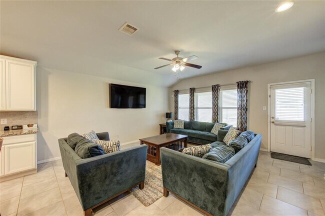 Building Photo - 9011 Hemlock Dr