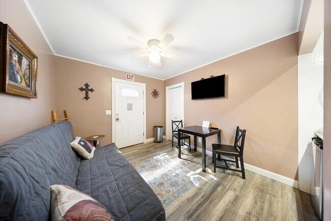 Building Photo - Spacious 6 Bedroom Home in La Verkin!