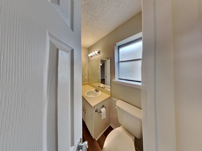 Building Photo - DARLING DUPLEX READY NOW!
