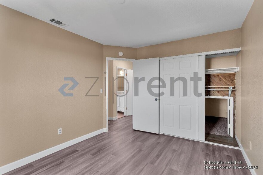 Building Photo - 527 Bustos Pl