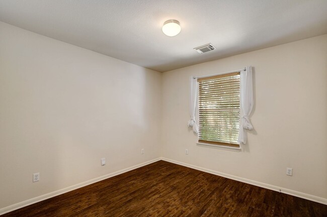 Building Photo - 3 Bedroom/2.5 Bathroom Edgewick Condo for ...