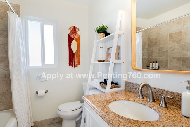 Building Photo - Lovely 3 Bed Home With Solar Panels!