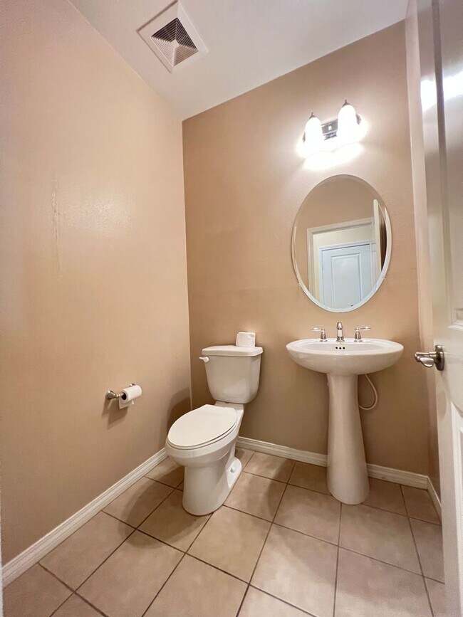 Building Photo - Beautiful 3 Bedroom 2.5 Bathroom Townhome ...