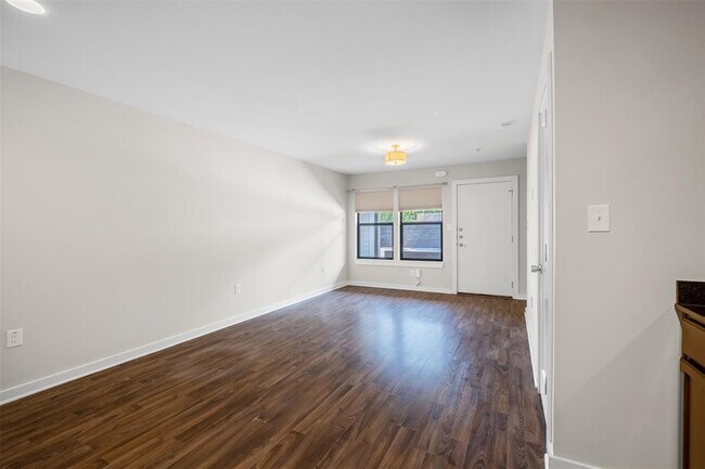 Building Photo - 924 E 51st St