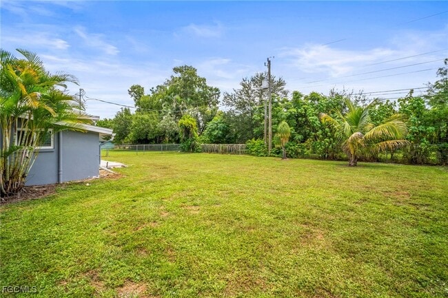 Building Photo - 2210 Parkview Dr