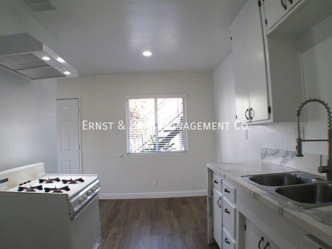 Building Photo - 230 E Hullett St