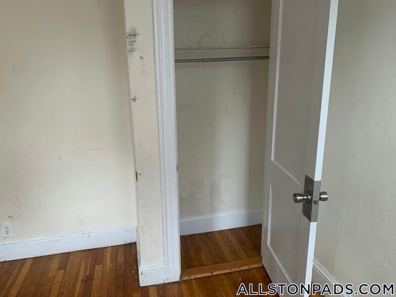 Building Photo - 5 Barrows St