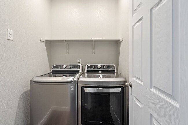 Building Photo - 1305 Swallowtail Dr