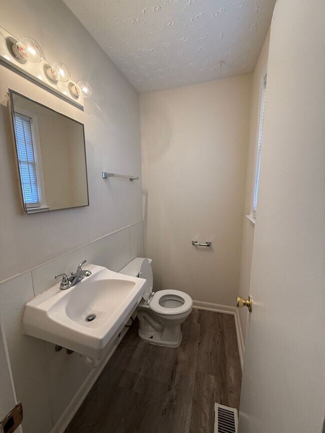 Building Photo - Spacious 3 bedroom house in Swansboro