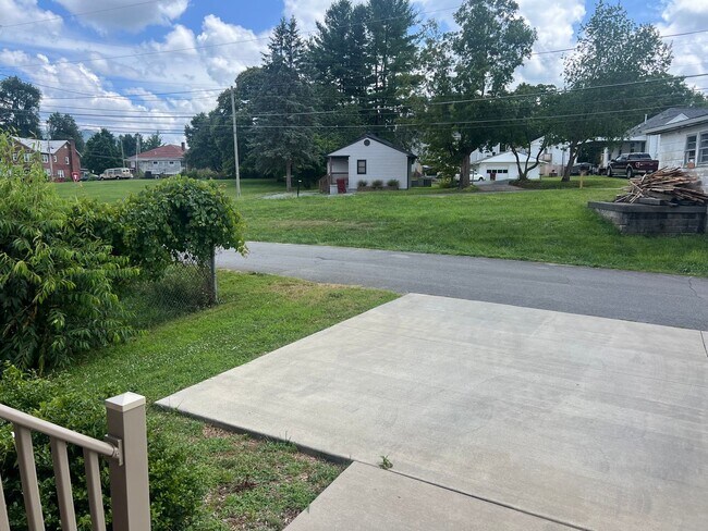 Building Photo - Beautiful home 3 minutes from ETSU!