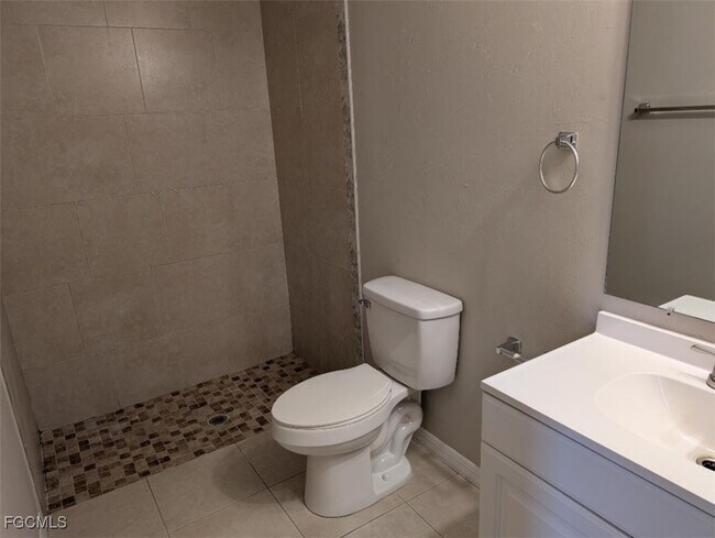 Building Photo - 3702 SE 9th Pl