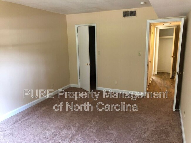 Building Photo - 2804 Carriage Dr