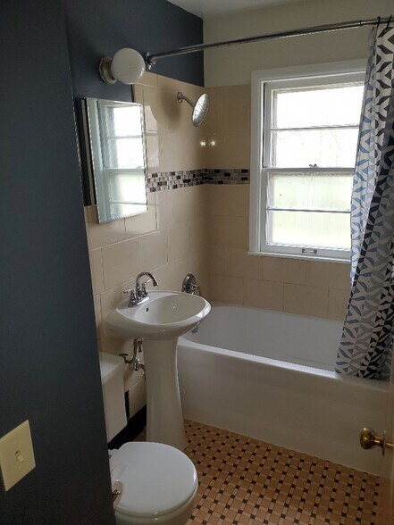 Building Photo - 1301 Jewel Ct
