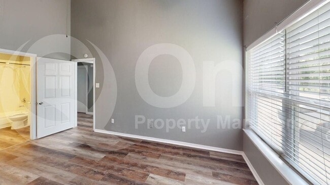 Building Photo - 2420 Moneda St