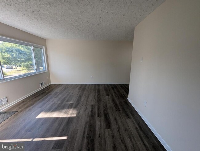 Building Photo - 6327 Willowood Ln