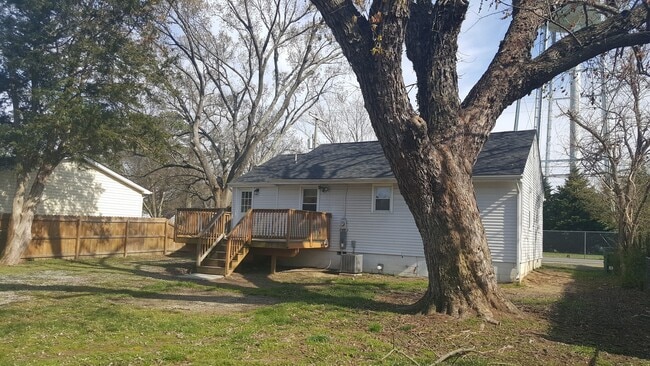 Building Photo - 104 N Cedar Ave