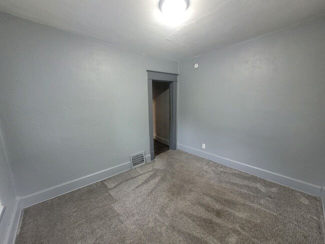 Building Photo - Two Bedroom near the Iowa State Fairgrounds!