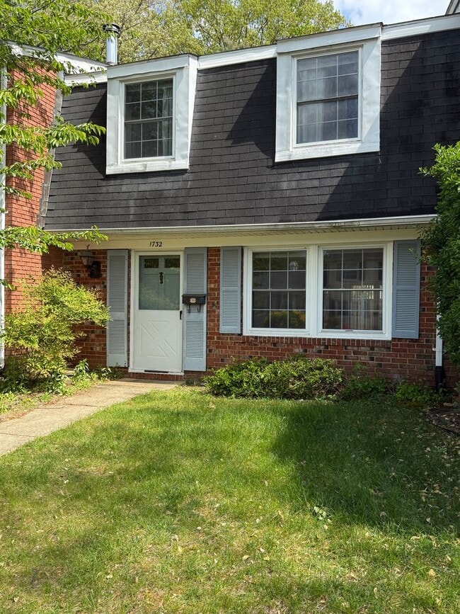 Building Photo - Olde Crofton Charm! Two Bedroom Townhome