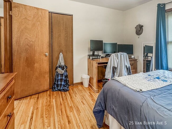 Building Photo - 3br 2ba 2cg ~ Security Deposit Free Altern...