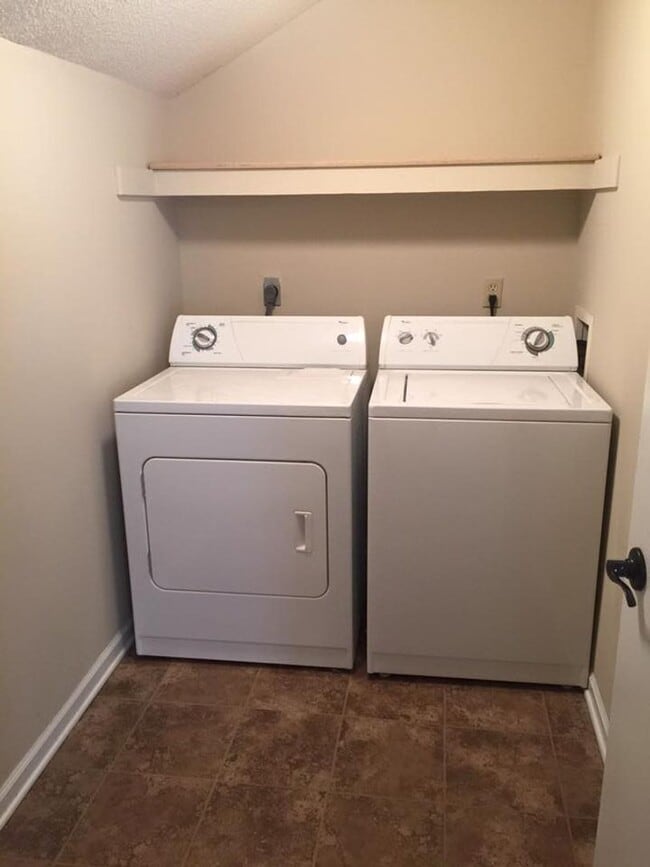 Building Photo - Updated 3bed 2 bath with fenced in yard!