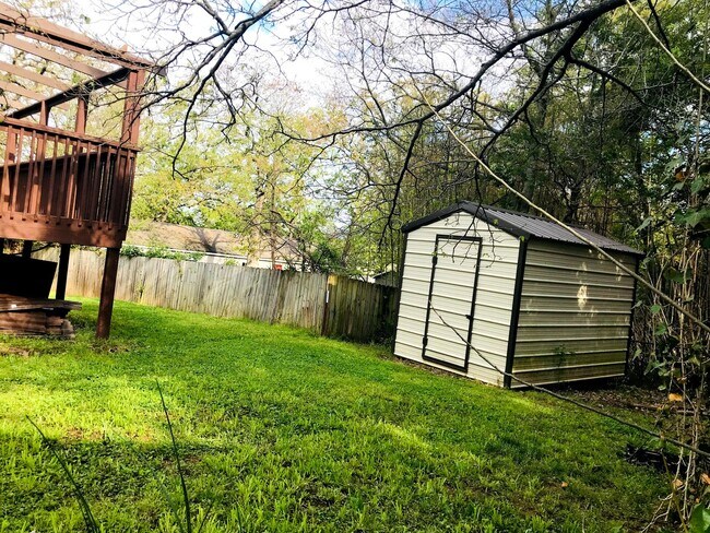 Building Photo - 3 bedroom 2 bath centrally located - fenced yard - 2 carG