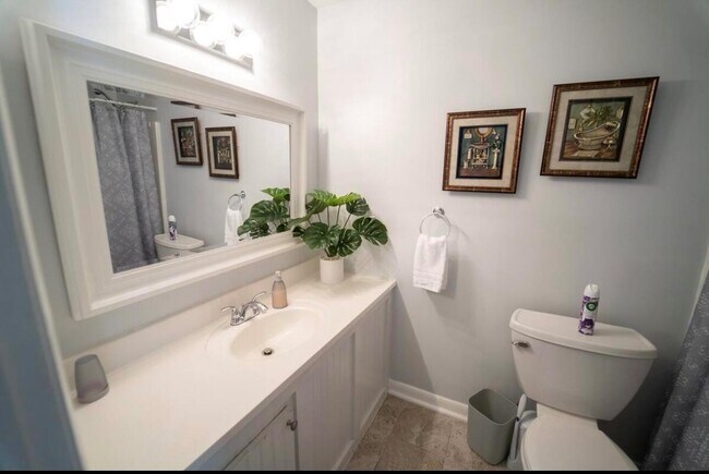 Building Photo - 822 Sandtree Dr