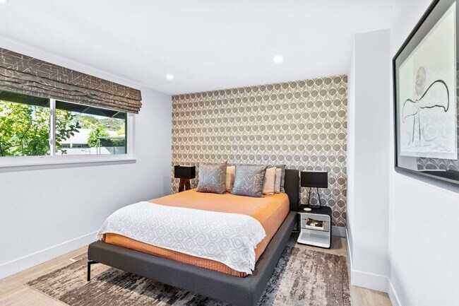Building Photo - Stylish Condo in Desirable Alta Heights Neighborhood