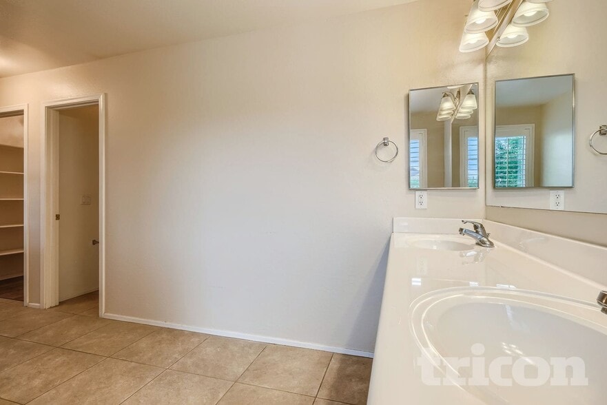 Building Photo - 3948 W South Butte Rd