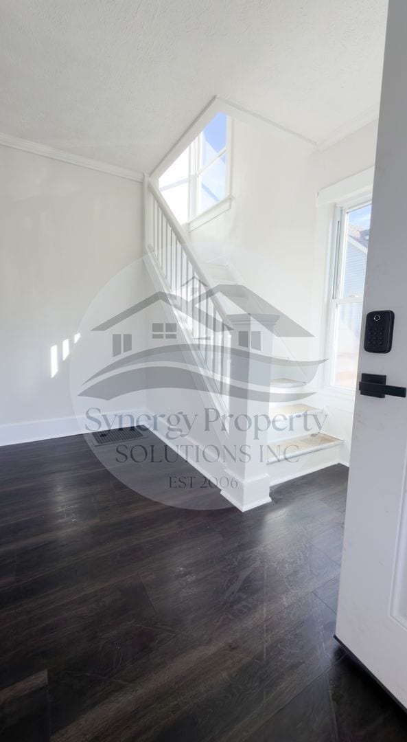 Building Photo - Crestline Home Available Now