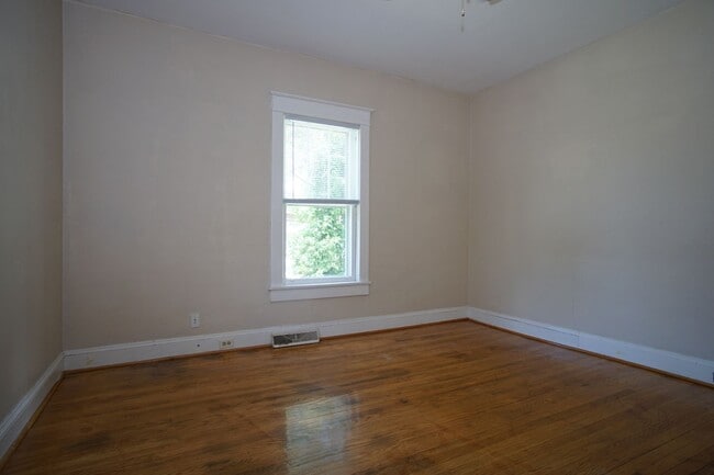 Building Photo - 3 Bedroom / 2 Bath House.  Easy access to US 460 and I 81. Detached Garage / Workshop.